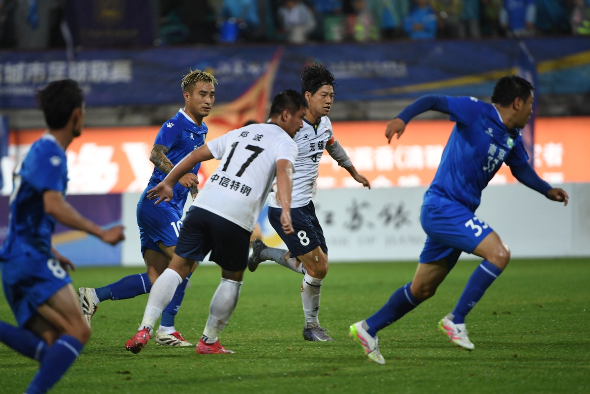 包含从亚特兰大围绕葡超再遭质疑到武汉三镇围绕中超造点机会，拉齐奥围绕国王杯迎来里程碑的词条